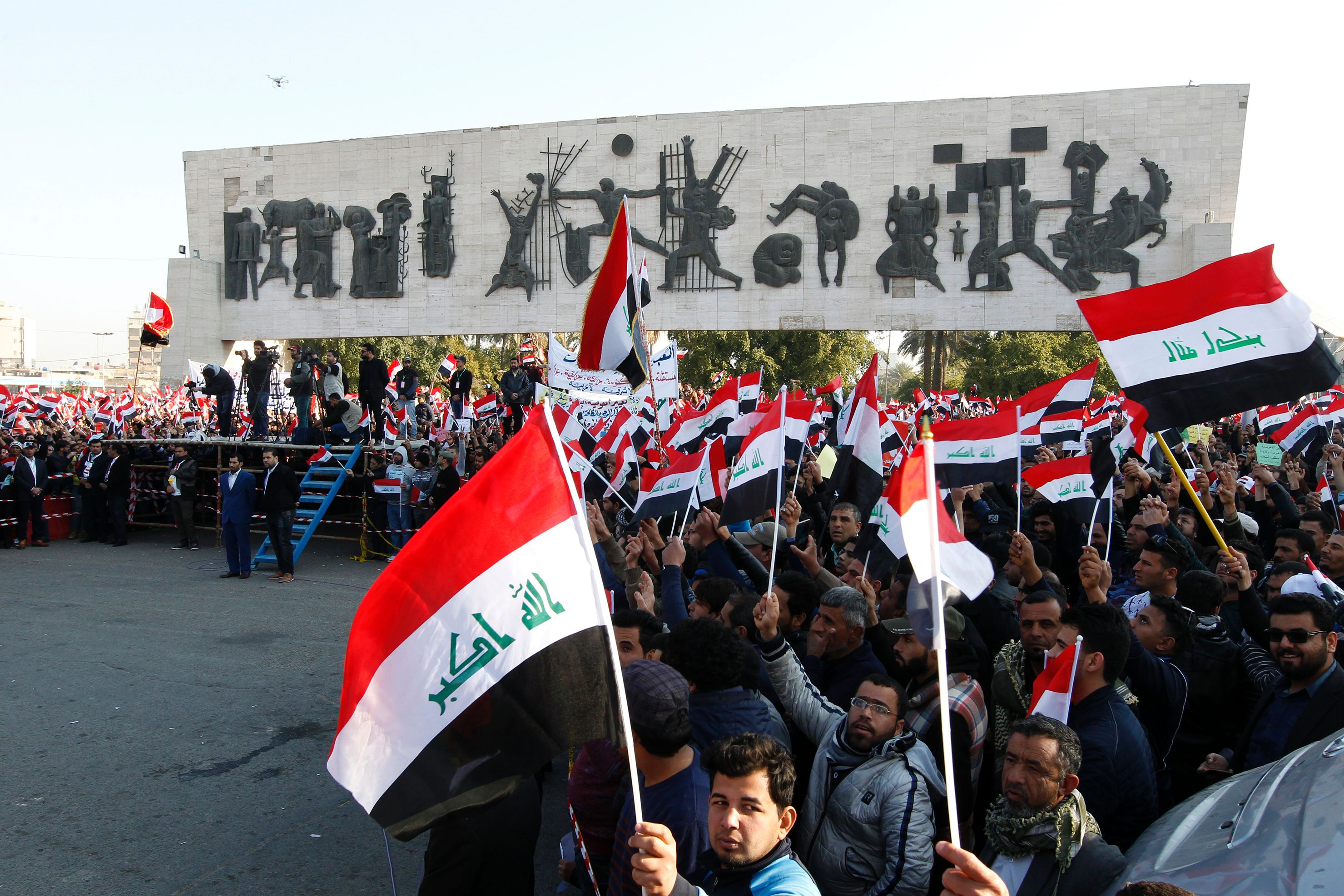 أنصار التيار الصدرى يرفعون أعلام العراق خلال مظاهراتهم للمطالبة بتعديل قانون الانتخابات