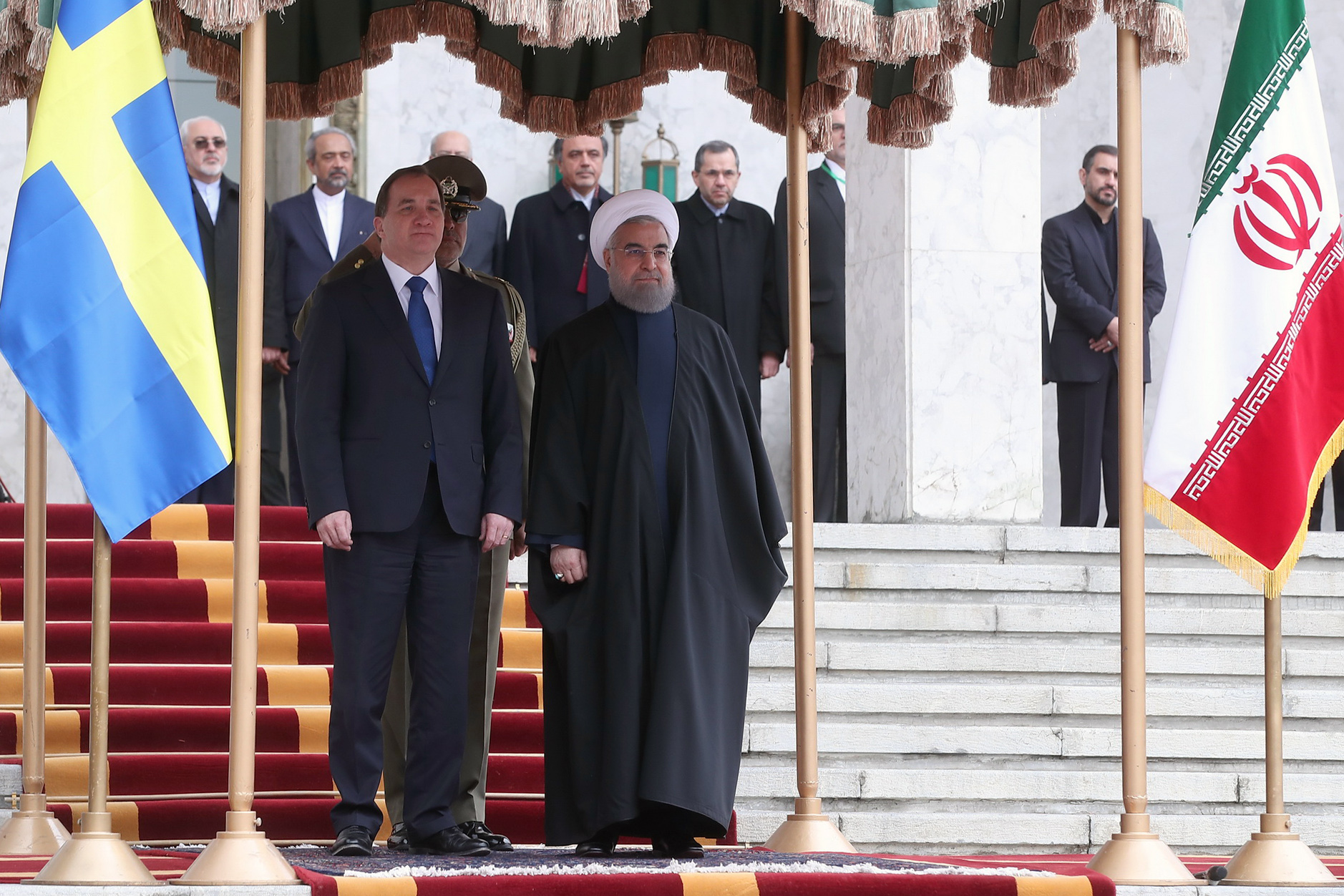 الرئيس الإيرانى ورئيس الوزراء السويدى يقفان أثناء أداء السلام الجمهورى