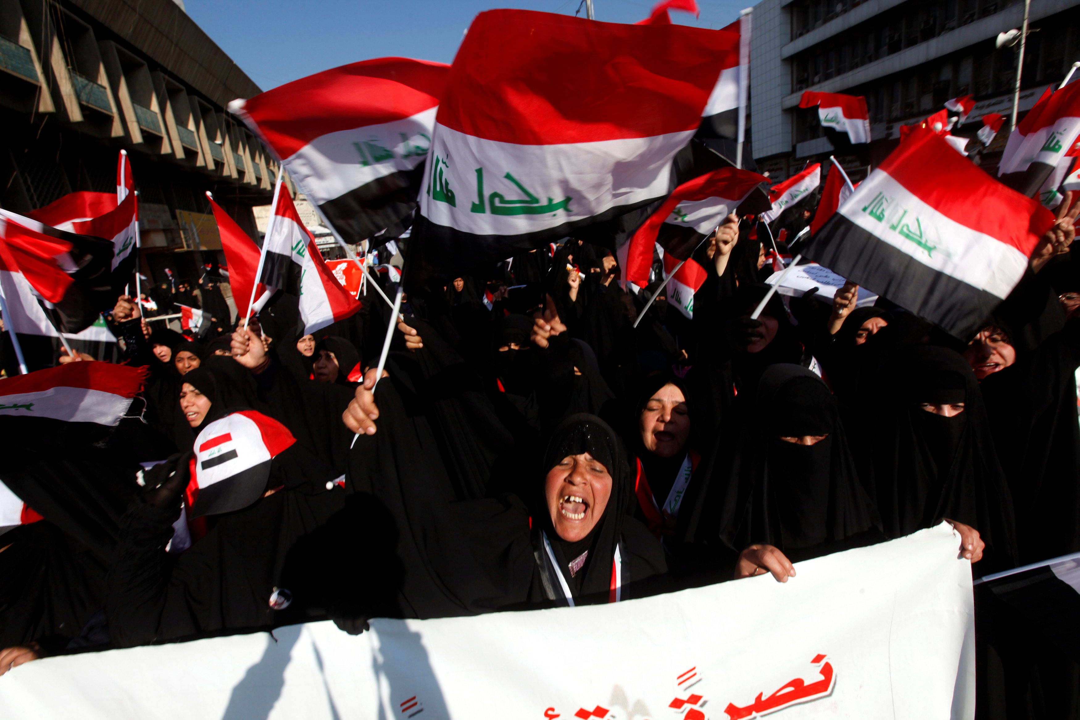 سيدات يصرخن فى مظاهرات وسط بغداد