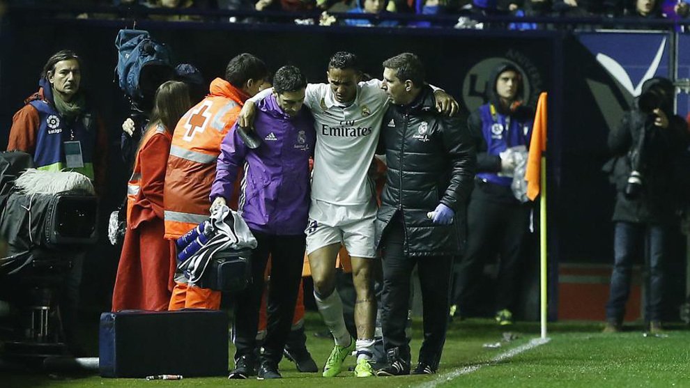 دانيلو اثناء خروجه من المباراة امس مصابا