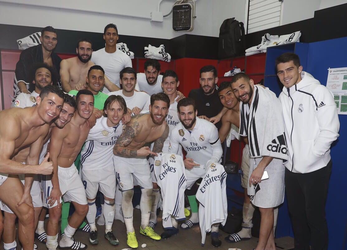 احتفال فريق ريال مدريد براموس وناتشو بعد مواجهة أوساسونا