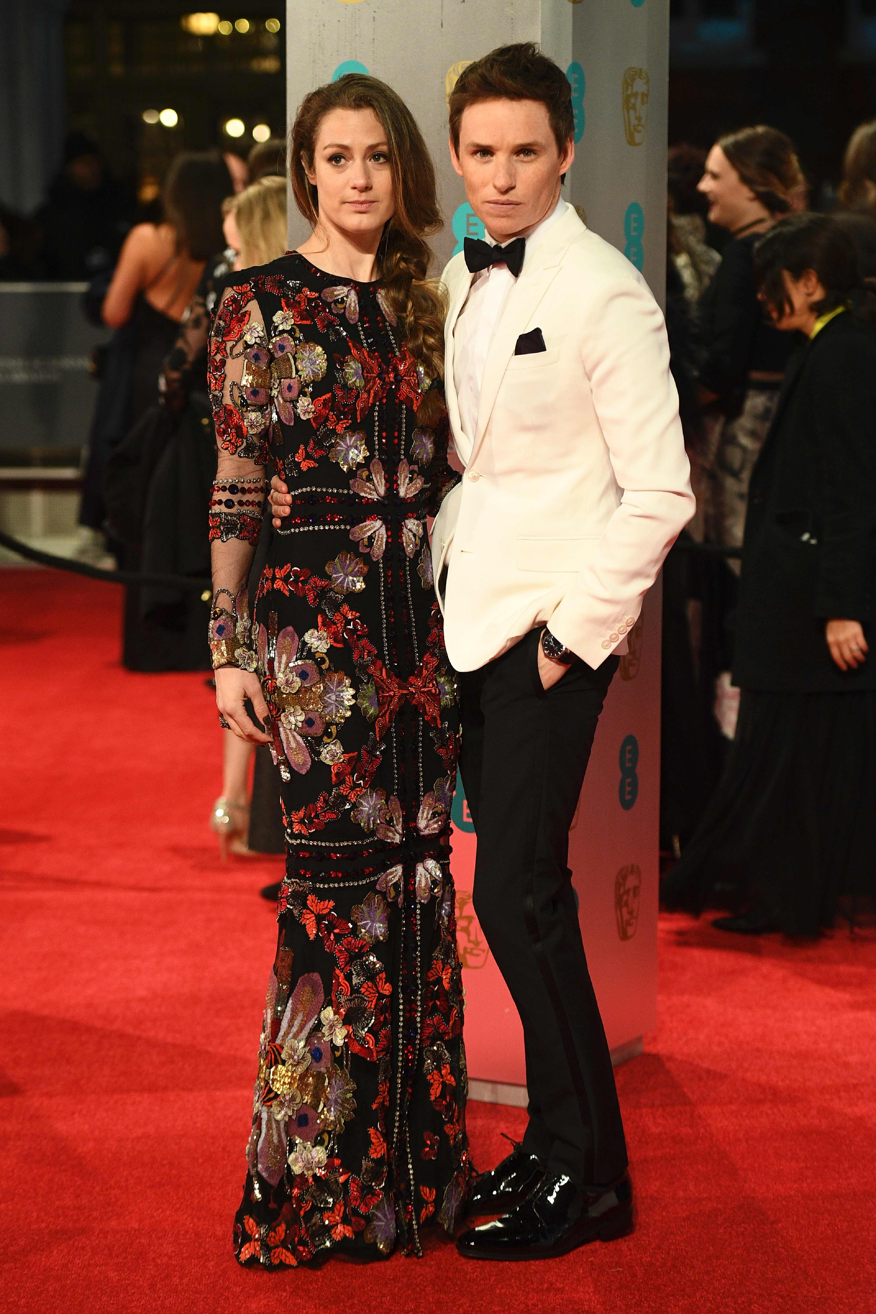 الممثل البريطاني إيدي ريدماين وزوجته هانا