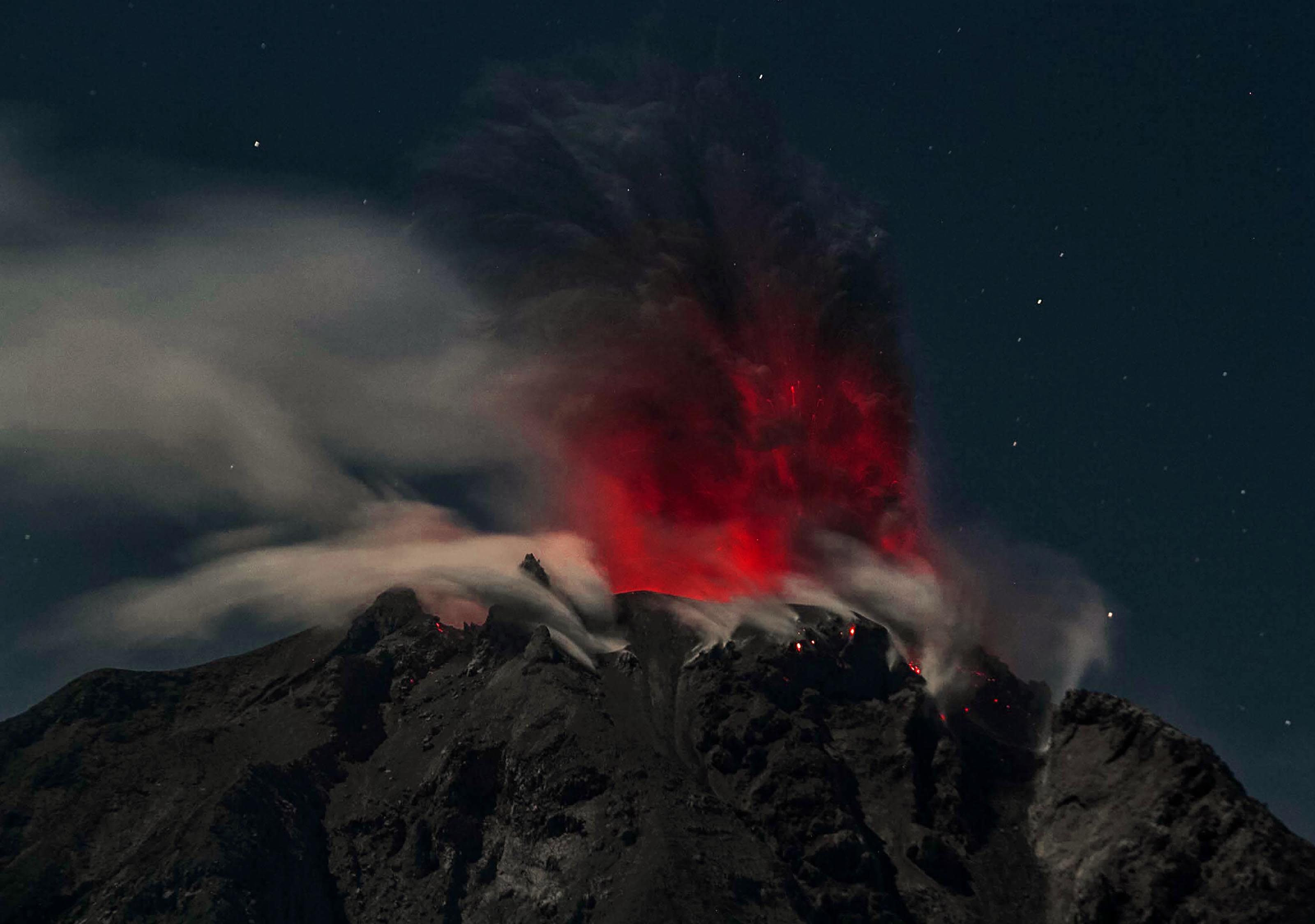 النشاط البركانى ببركان سينابونج بإندونيسيا