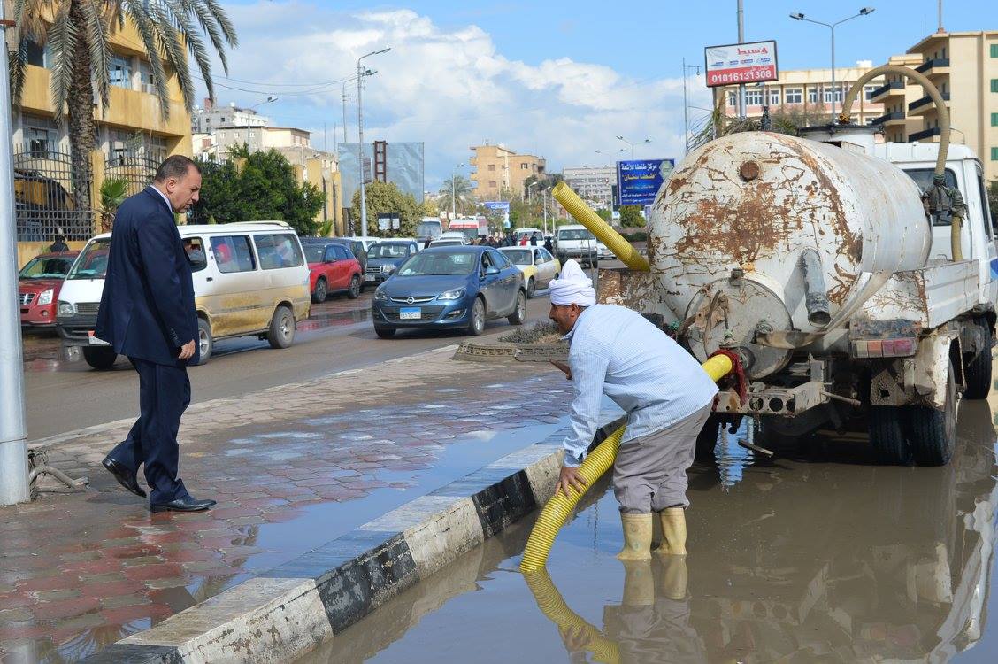 مساعد محافظ كفر الشيخ يتابع رفع الأمطار