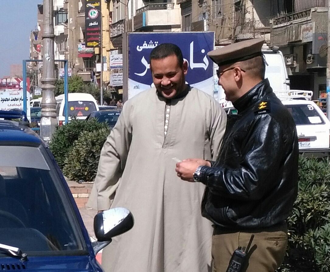ضابط المرور أثناء فحص رخصة سيارة