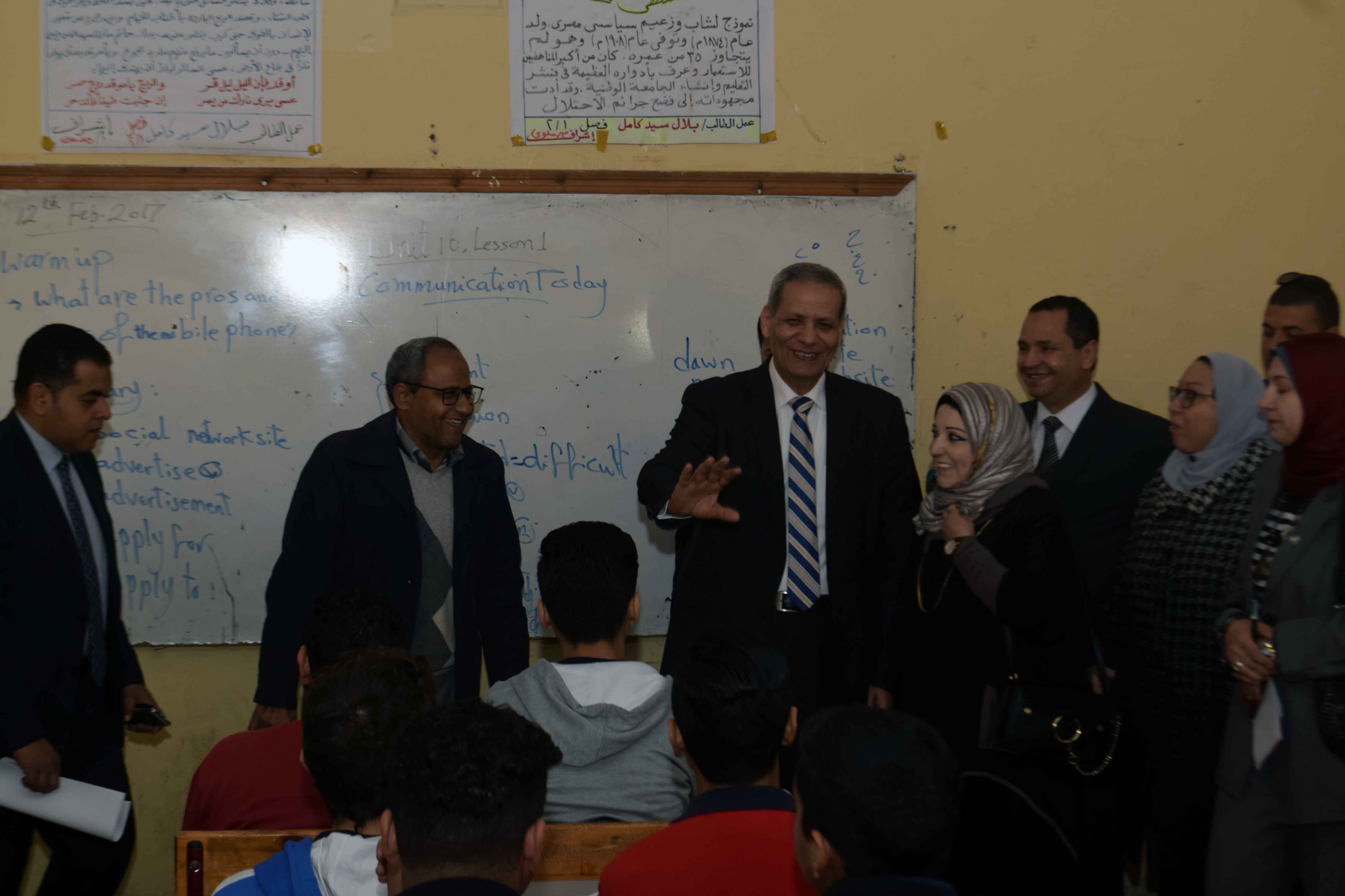 وزير التعليم يداعب الطلاب خلال تواجده باحد الفصول
