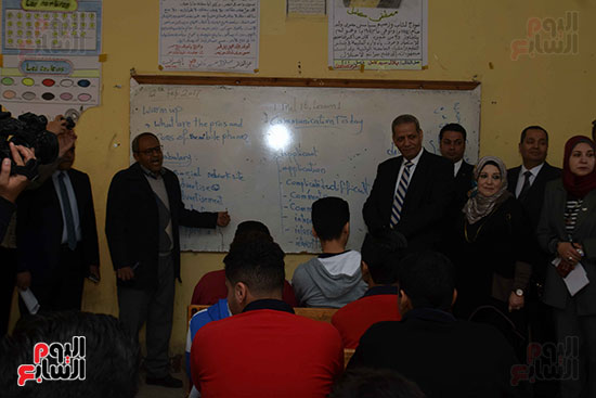 جولة وزير التعليم بالمدرسة الخديوية (20)