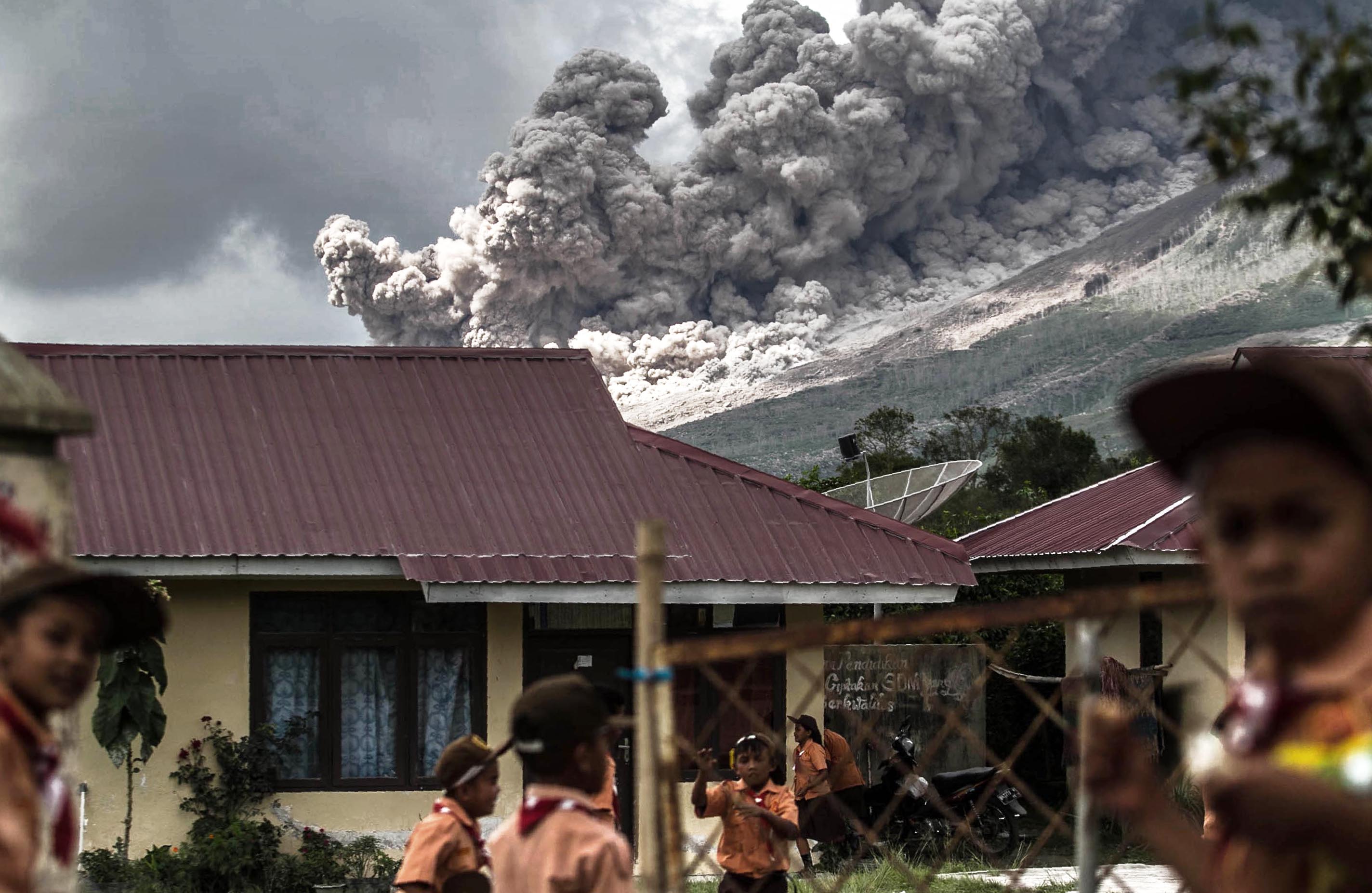 زيادة النشاط البركانى ببركان سينابونج بإندونيسيا