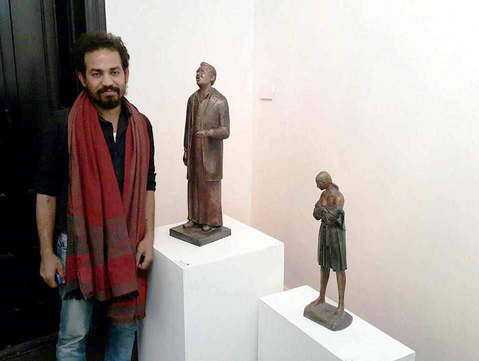 6- الفنان محمد حبيش مع تمثال الشيخ حسني بالاقصر