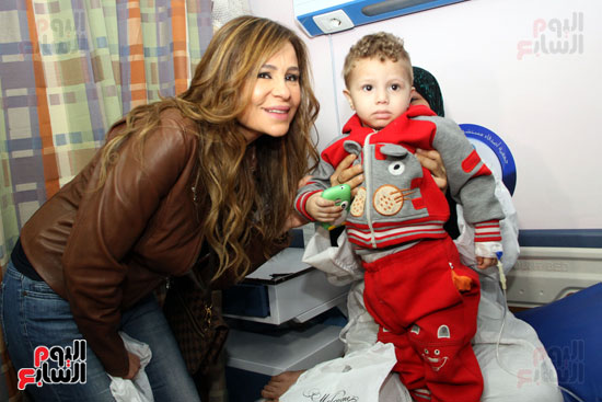 	كارول سماحة تلتقط صورة تذكارية مع أحد أطفال مستشفى أبو الريش