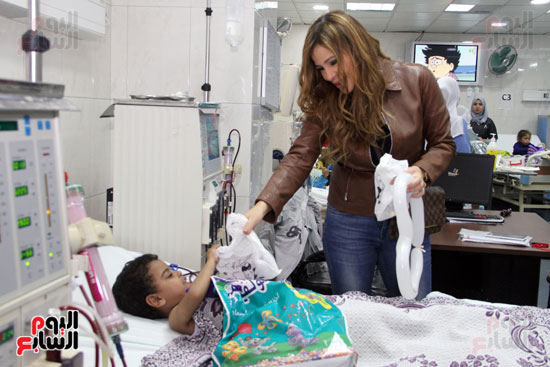 	كارول سماحة توزع الهدايا على أطفال مستشفى أبو الريش