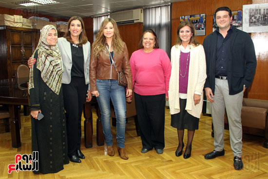 	كارول سماحة تلتقط صورة تذكارية مع مديرة مستشفى أبو الريش والعاملين بها