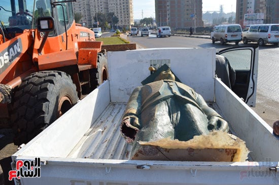 التمثال محمل على سيارة ربع نقل لنقله لمشتل مجلس المدينة