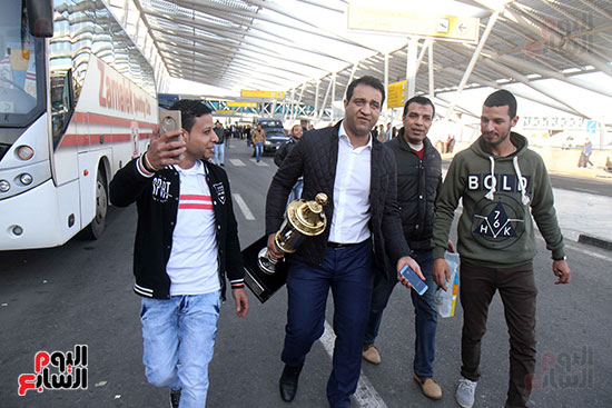 وصول بعثه الزمالك مطار القاهرة (4)
