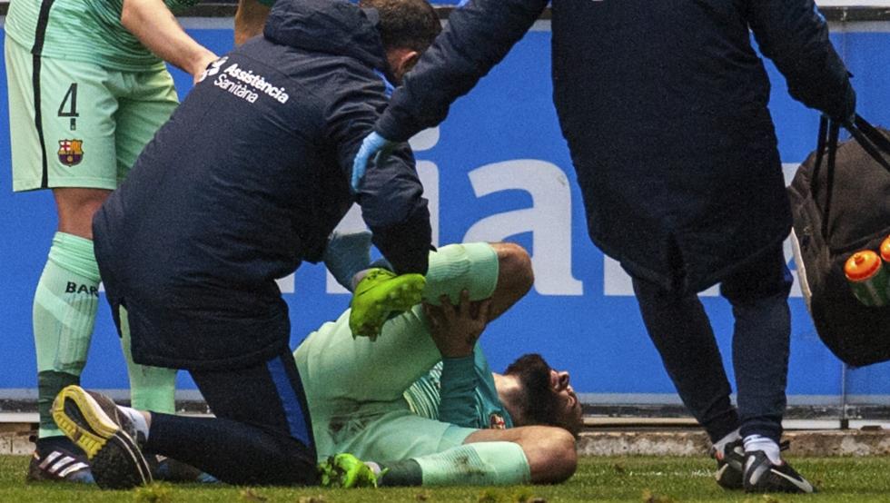 معاناة أليكس فيدال بعد الإصابة فى مواجهة ديبورتيفو ألافيس
