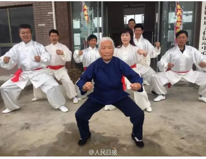 عجوز صينية تمارس رياضية الكونج فو فى عمر94 عام