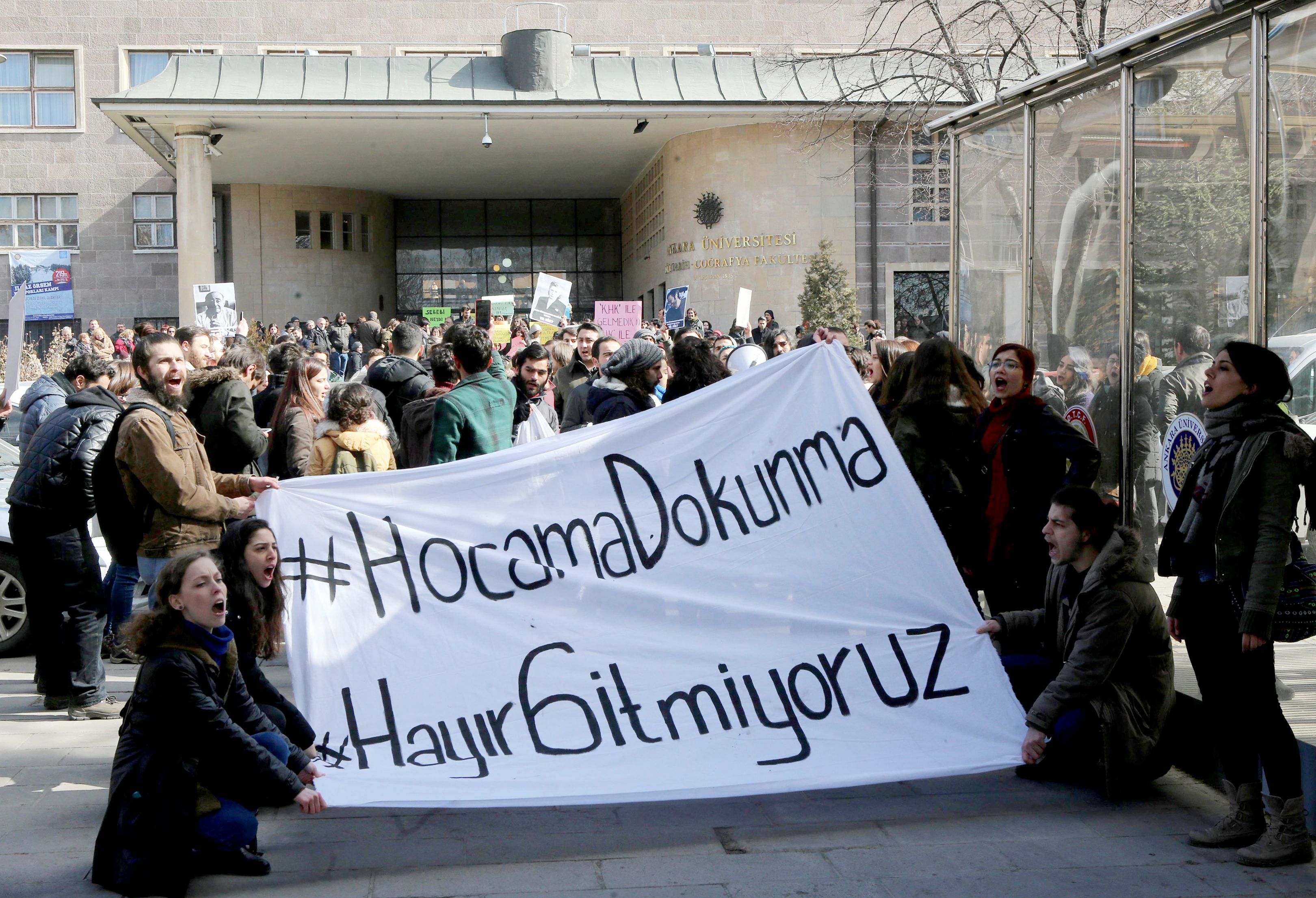 مسيرة داخل جامعة أنقرة لرفض اقالة اكاديميون