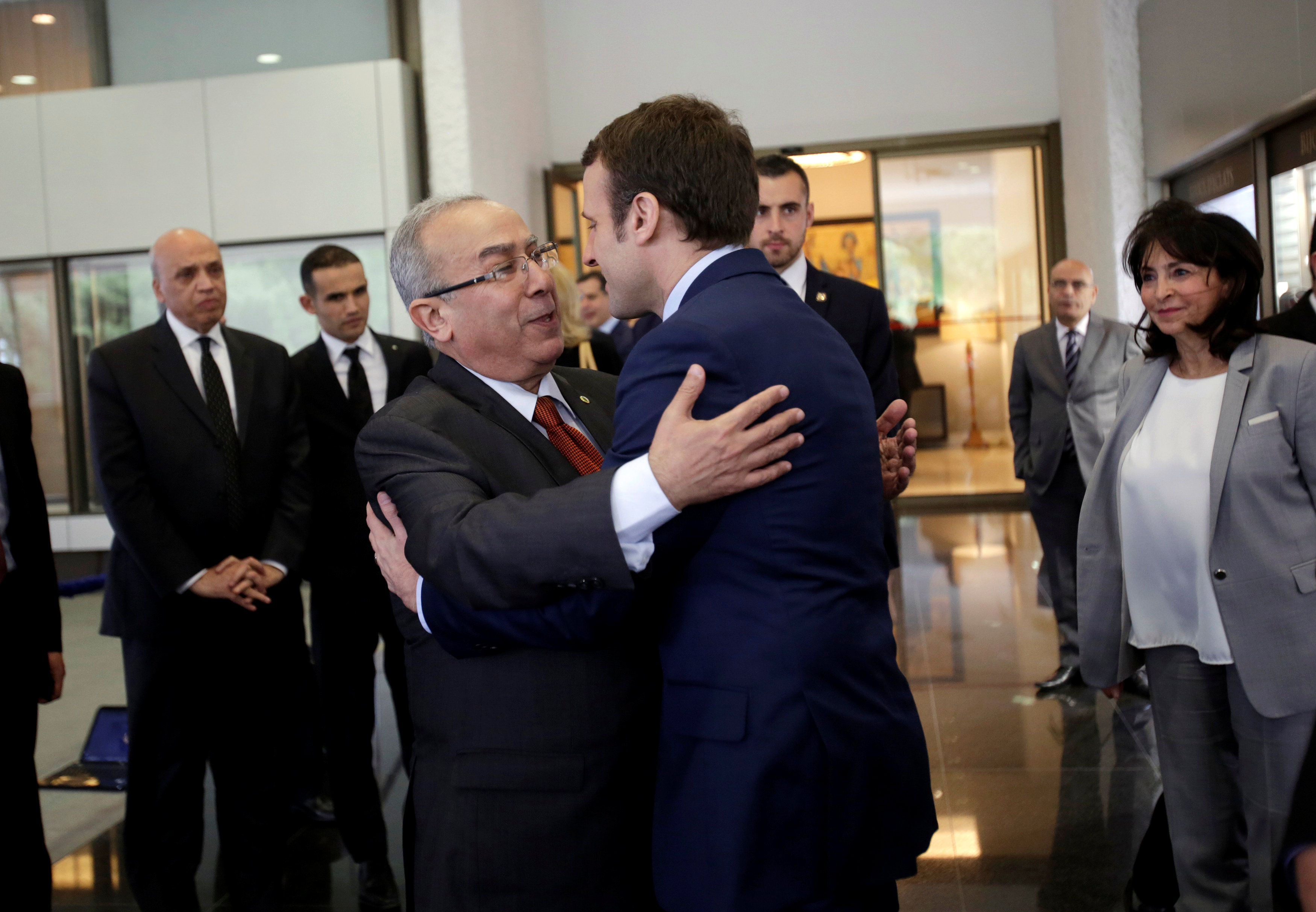 إيمانويل ماكرون مع وزير الخارجية الجزائرى