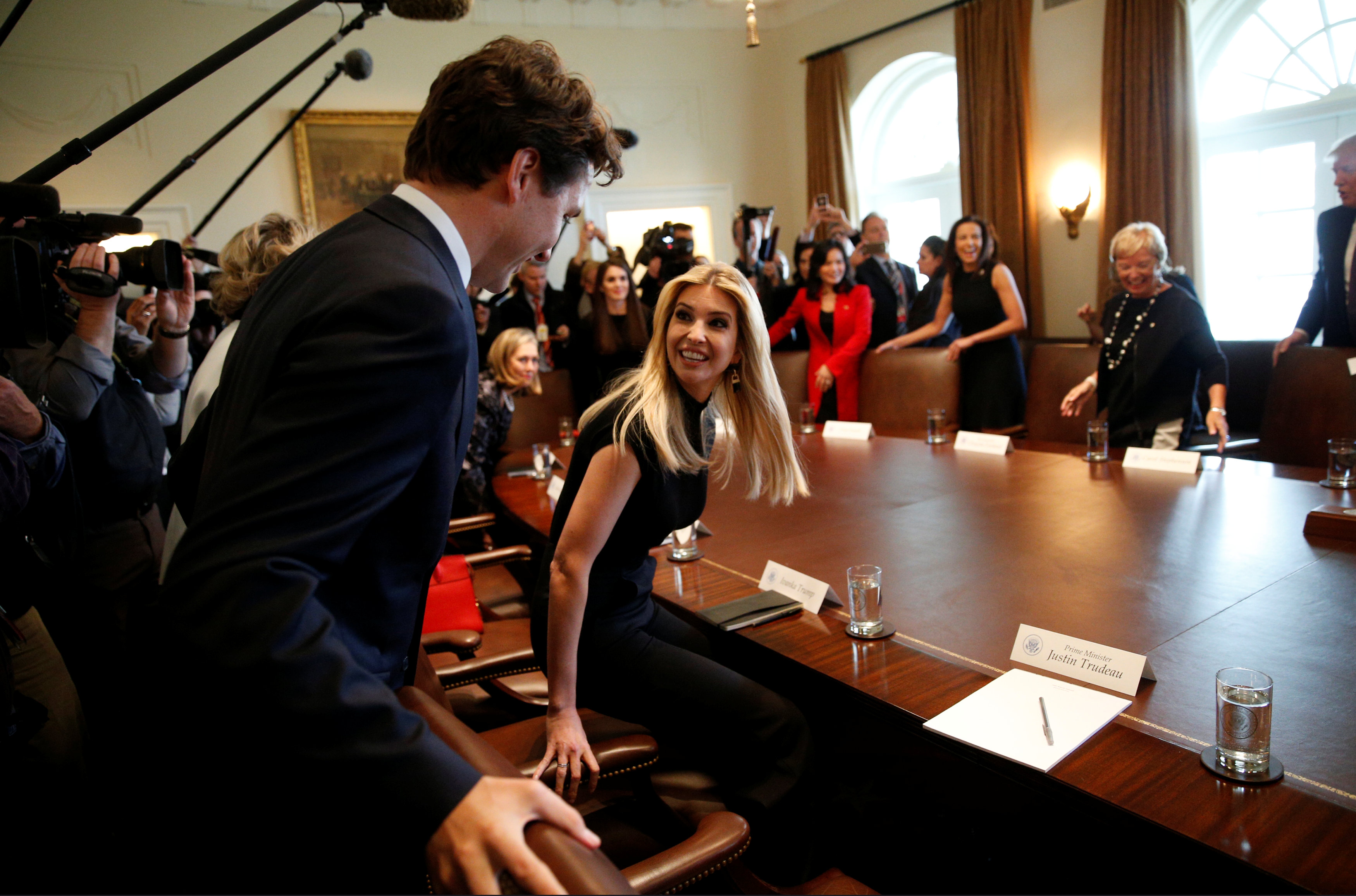 رئيس وزراء كندا يجلس بجوار إيفانكا ترامب
