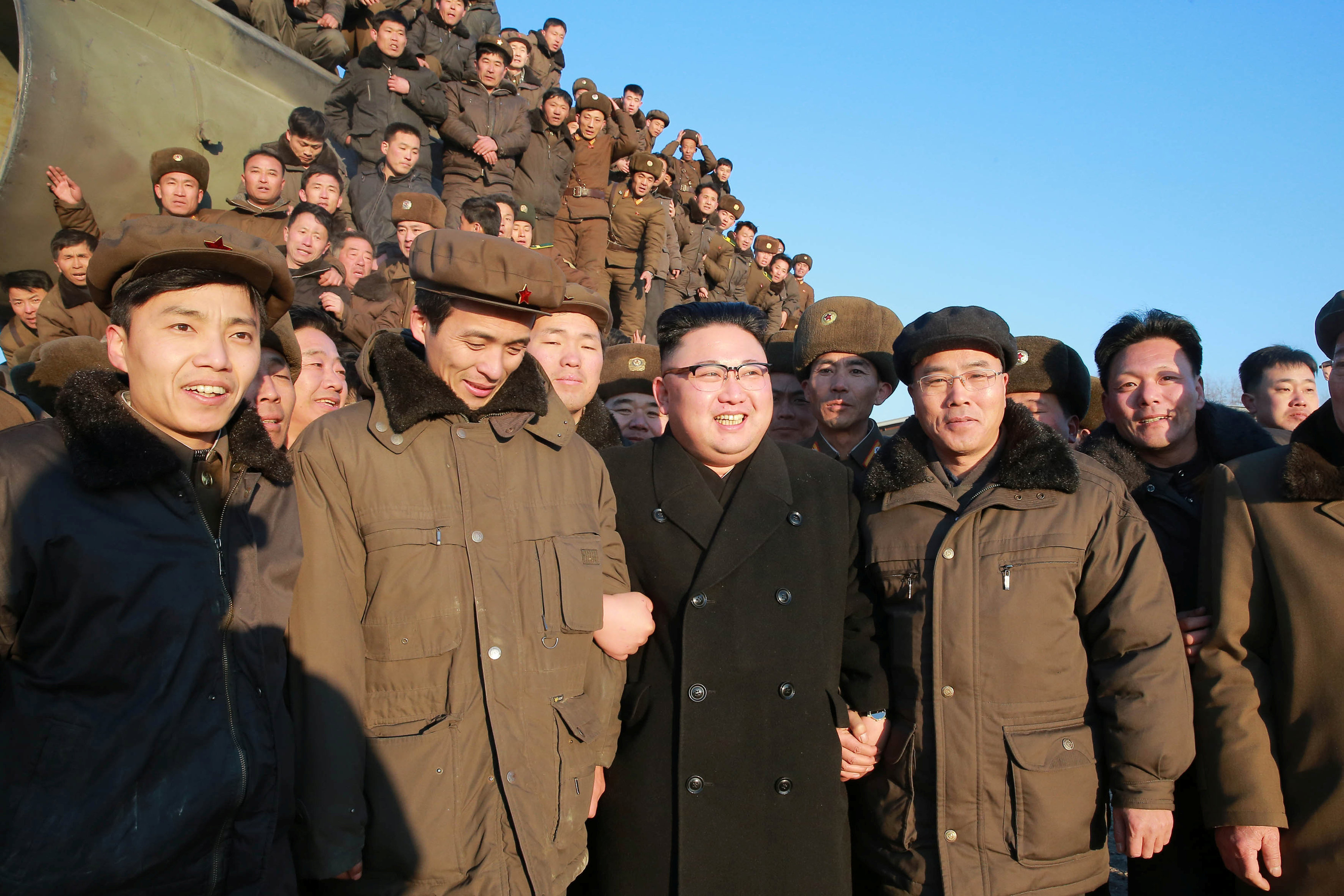 زعيم كوريا الشمالية يحتفل مع الجنود بنجاح تجربة اطلاق صاروخ باليستى