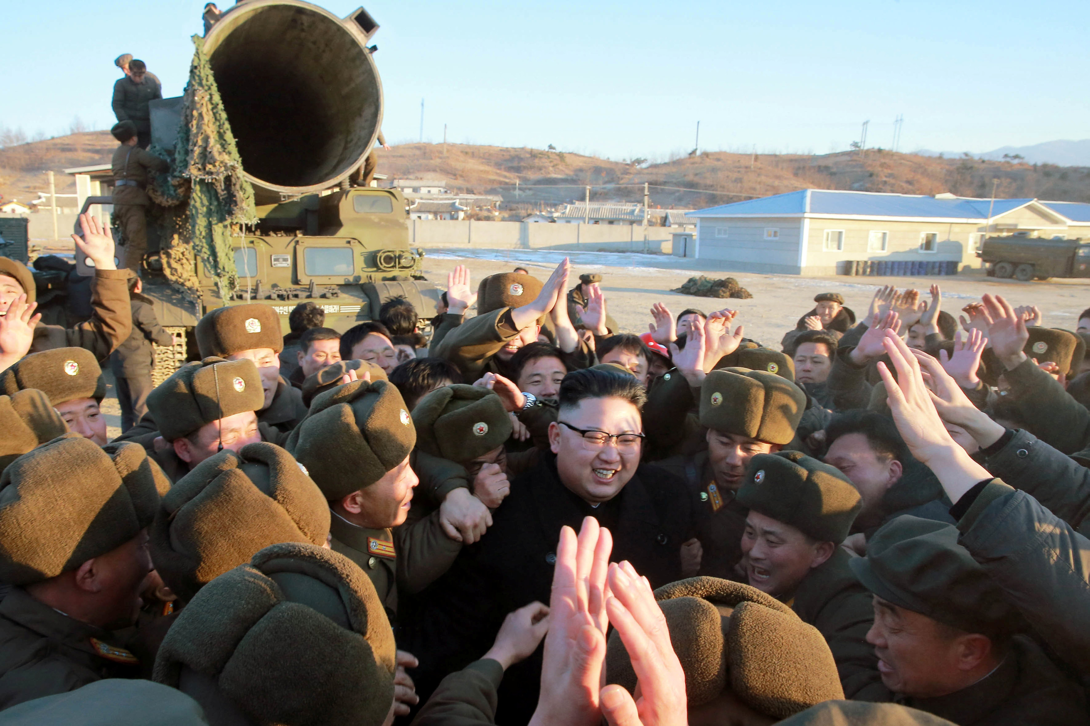 كيم جونج أون زعيم كوريا الشمالية يقف أمام منصة إطلاق الصاروخ الباليستى