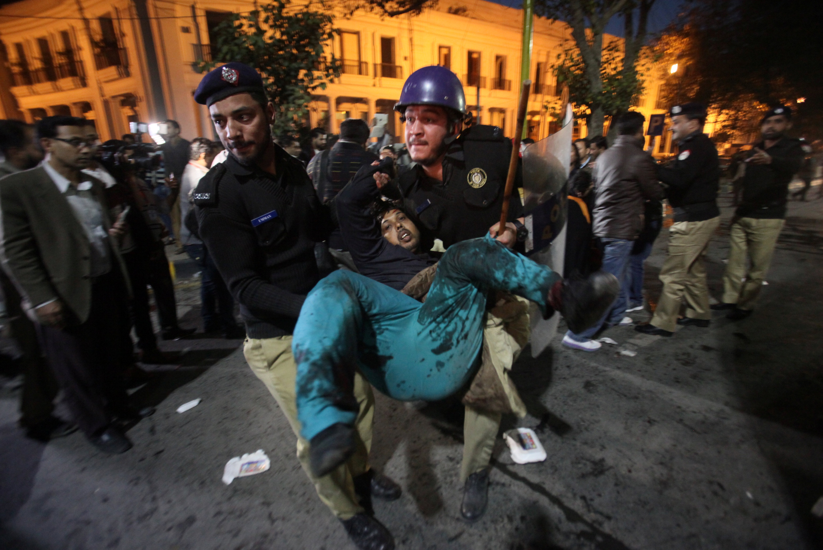 الأمن يحمل أحد المصابين بعد انفجار في لاهور