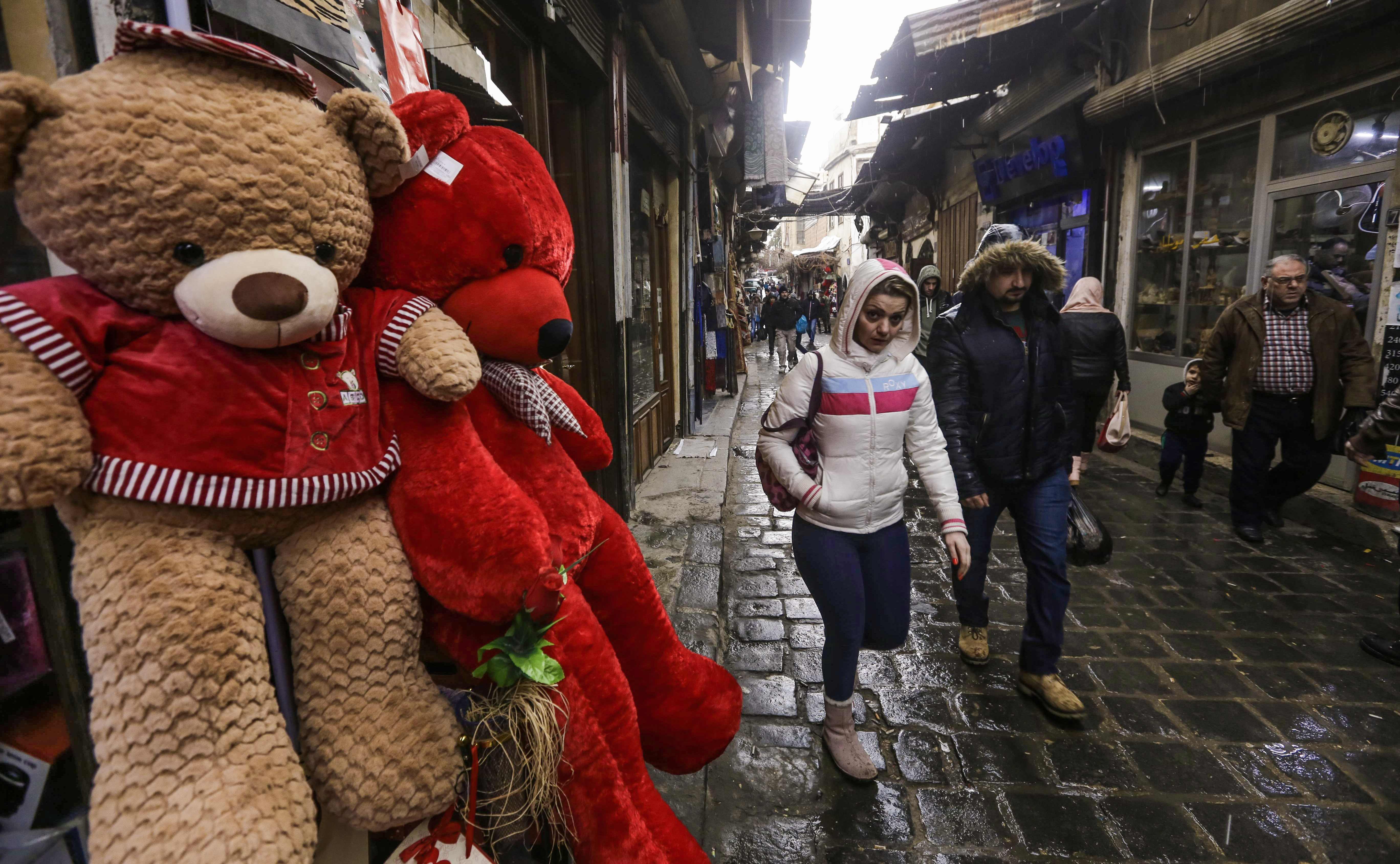دباديب كبيرة فى المتاجر بسوريا استعدادًا لعيد الحب