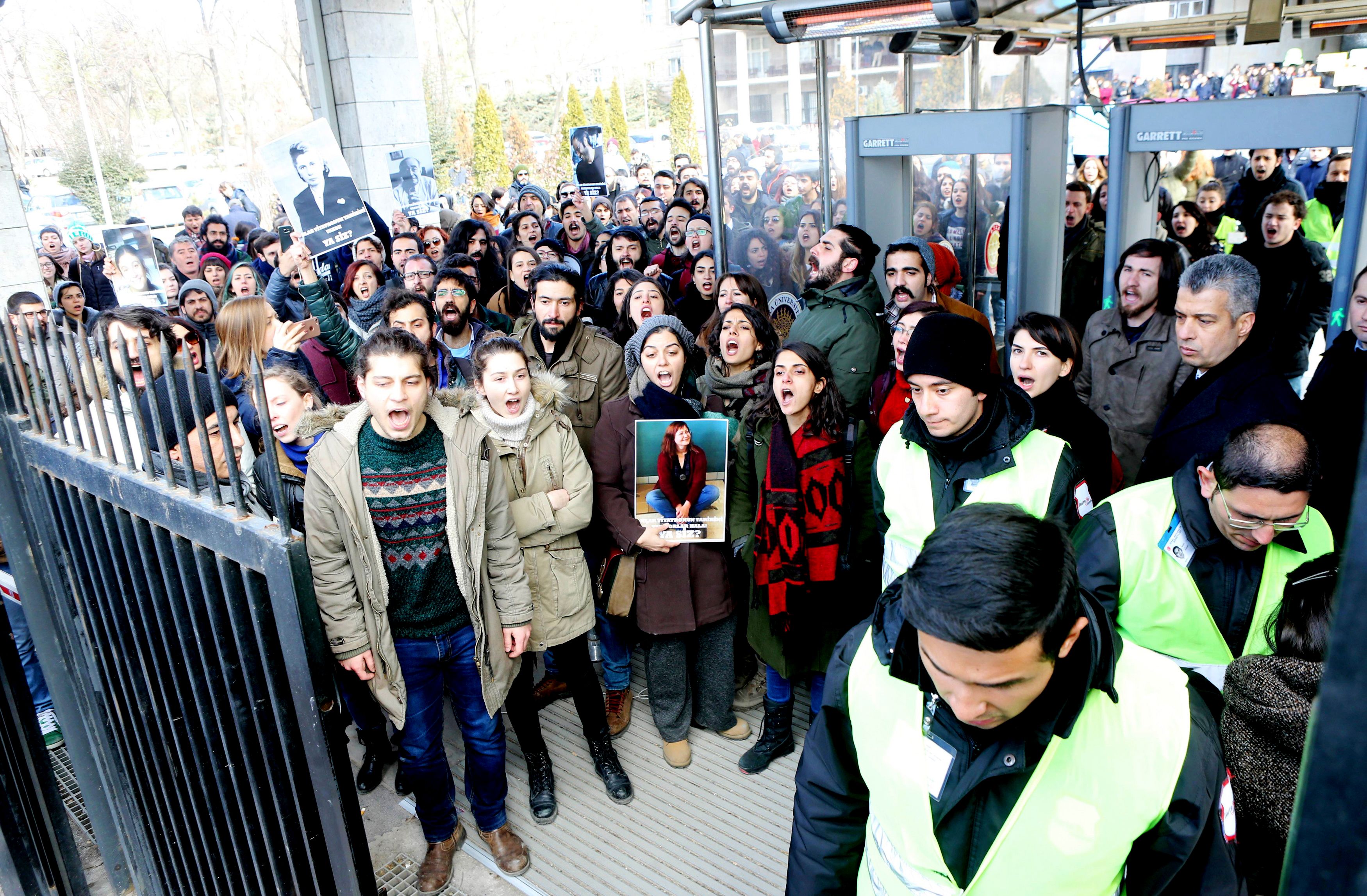 مظاهرة أمام أبواب جامعة أنقرة للطلاب والأساتذة