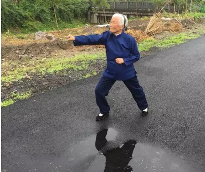 عجوز صينية تتدرب على رياضة الكونج فو