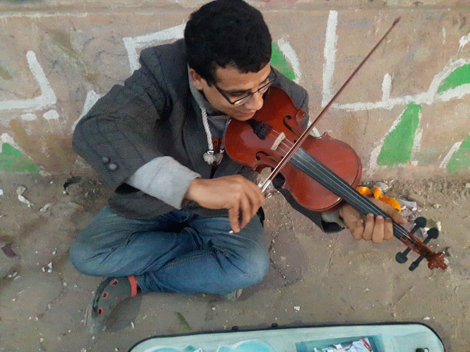 رمضان خلال العزف على الكمان