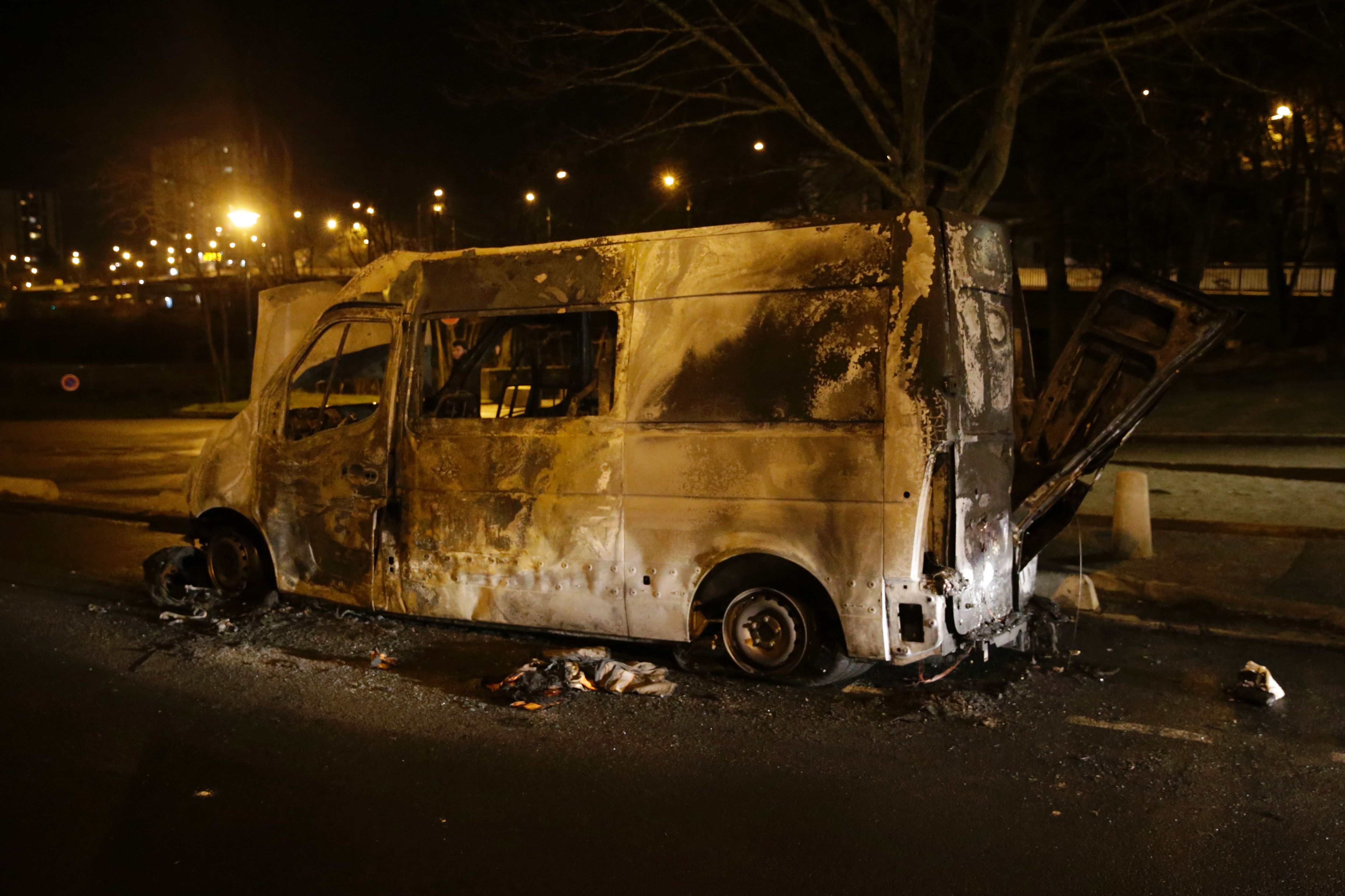 تفحم سيارة نتيجة للعنف ضد الشرطة الفرنسية