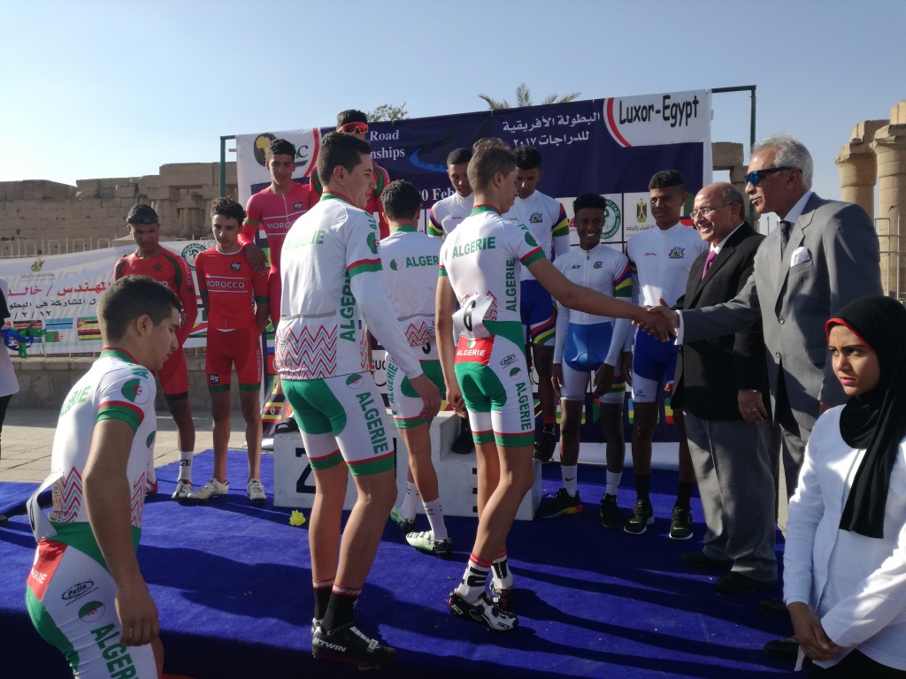 جانب من تكريم أبطال فريق الجزائر خلال البطولة بالاقصر