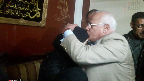 محافظ بورسعيد يُقبل رأس ام الطفل