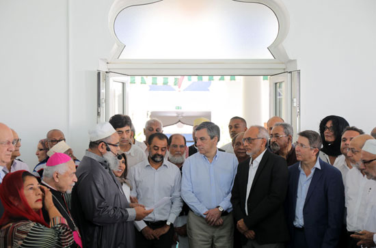 فرانسوا فيون يستمع إلى رئيس جمعية مسجد سان دونى دو