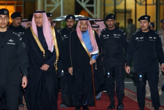 العاهل السعودي أثناء وصوله مطار الملك سلمان