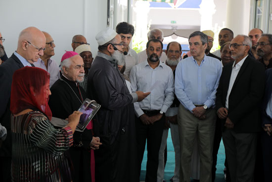 إقبال إنجار رئيس جمعية مسجد سان دونى دو يستقبل فرانسوا فيون خلال زياته للمسجد