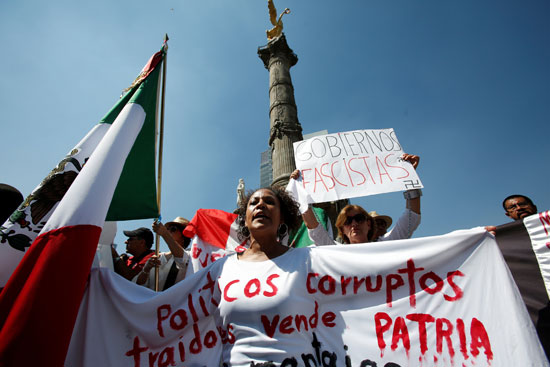 رفع لافتات ساخرة من ترامب فى المكسيك
