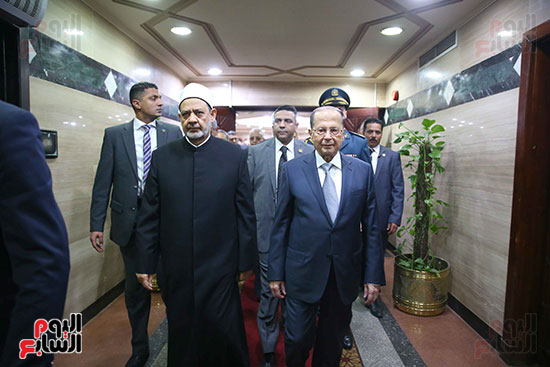   شيخ الأزهر والرئيس اللبنانى فى طريقهما لمكتب الإمام الأكبر