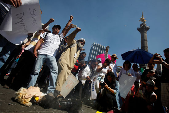 مئات المحتجين فى المكسيك ضد ترامب