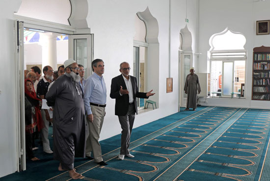 مسئولو مسجد سان دونى دو يرافقون فرانسوا فيون خلال زيارته للمسجد