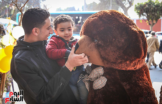 الاطفال تلعب مع دباديب عيد الحب