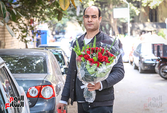 رجل يشتري ورد لزوجته بمناسبه عيد الحب