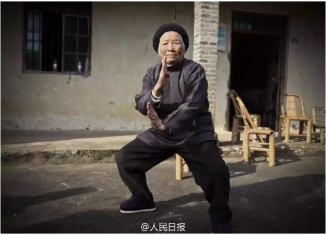 عجوز صينية تمارس رياضية الكونج فو