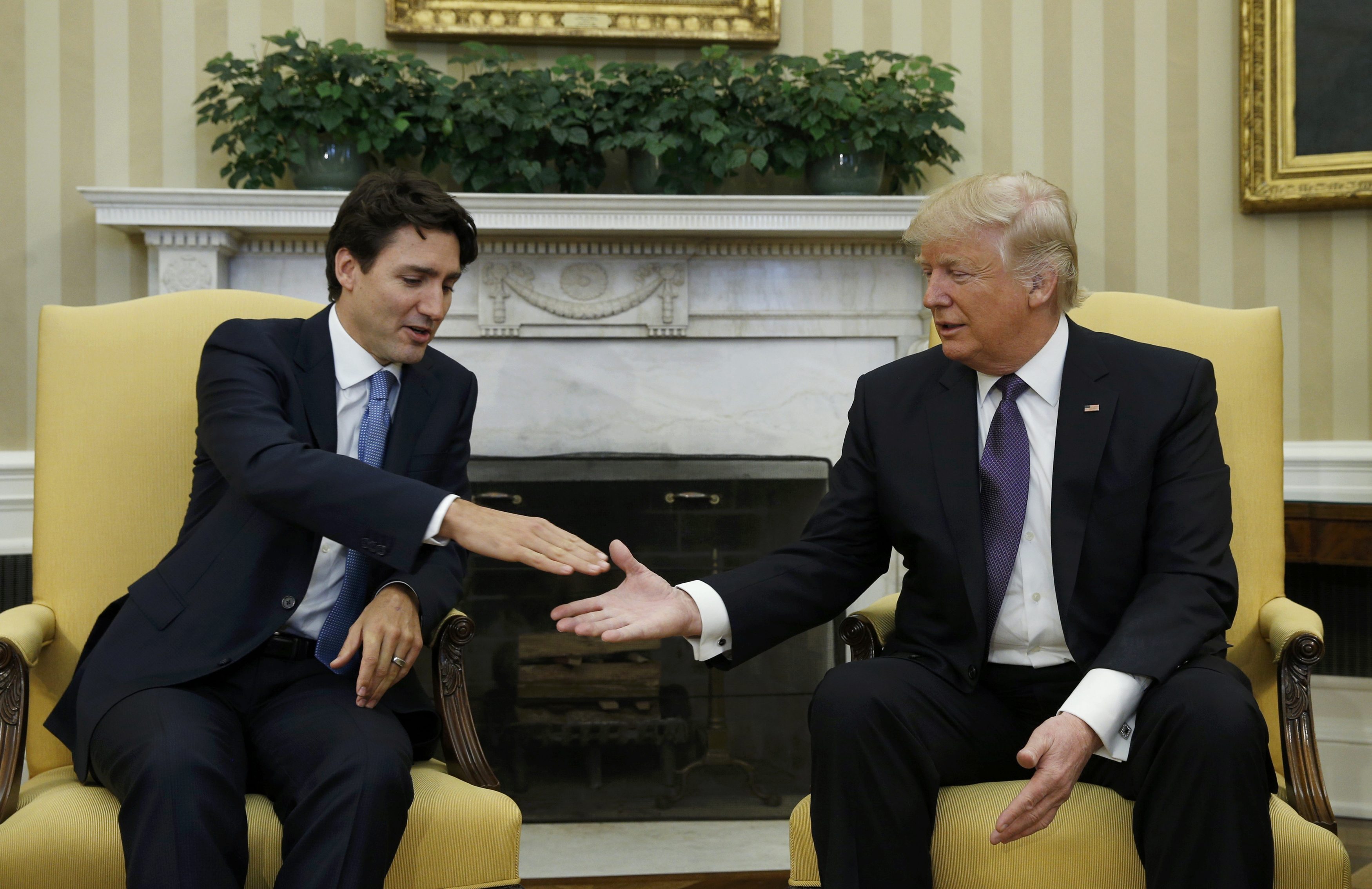 رئيس الوزراء الكندي ترودو يصافح الرئيس الأمريكي