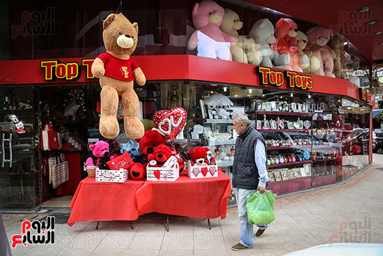 احد محلات بيع هداية عيد الحب