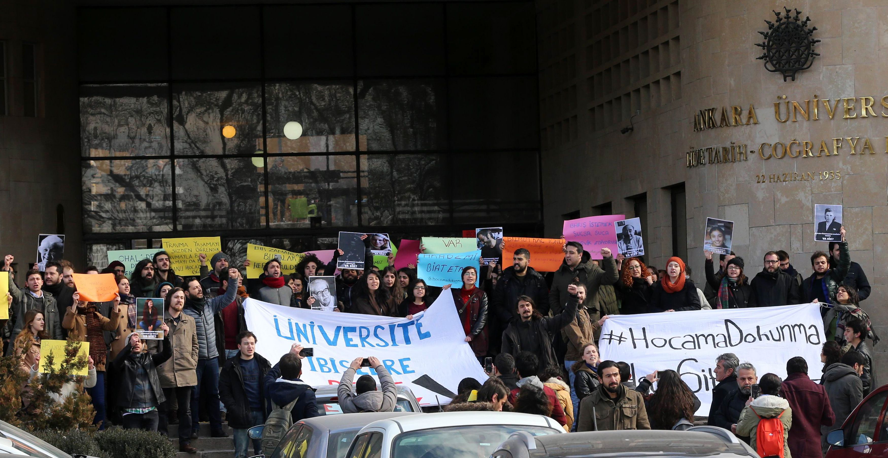 الطلاب والأكاديميون فى تركيا يحتجون على قرارات الحكومة التعسفية ضد الأكاديميين