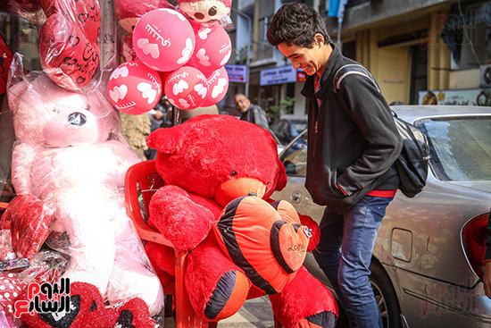 الاطفال مع دباديب عيد الحب