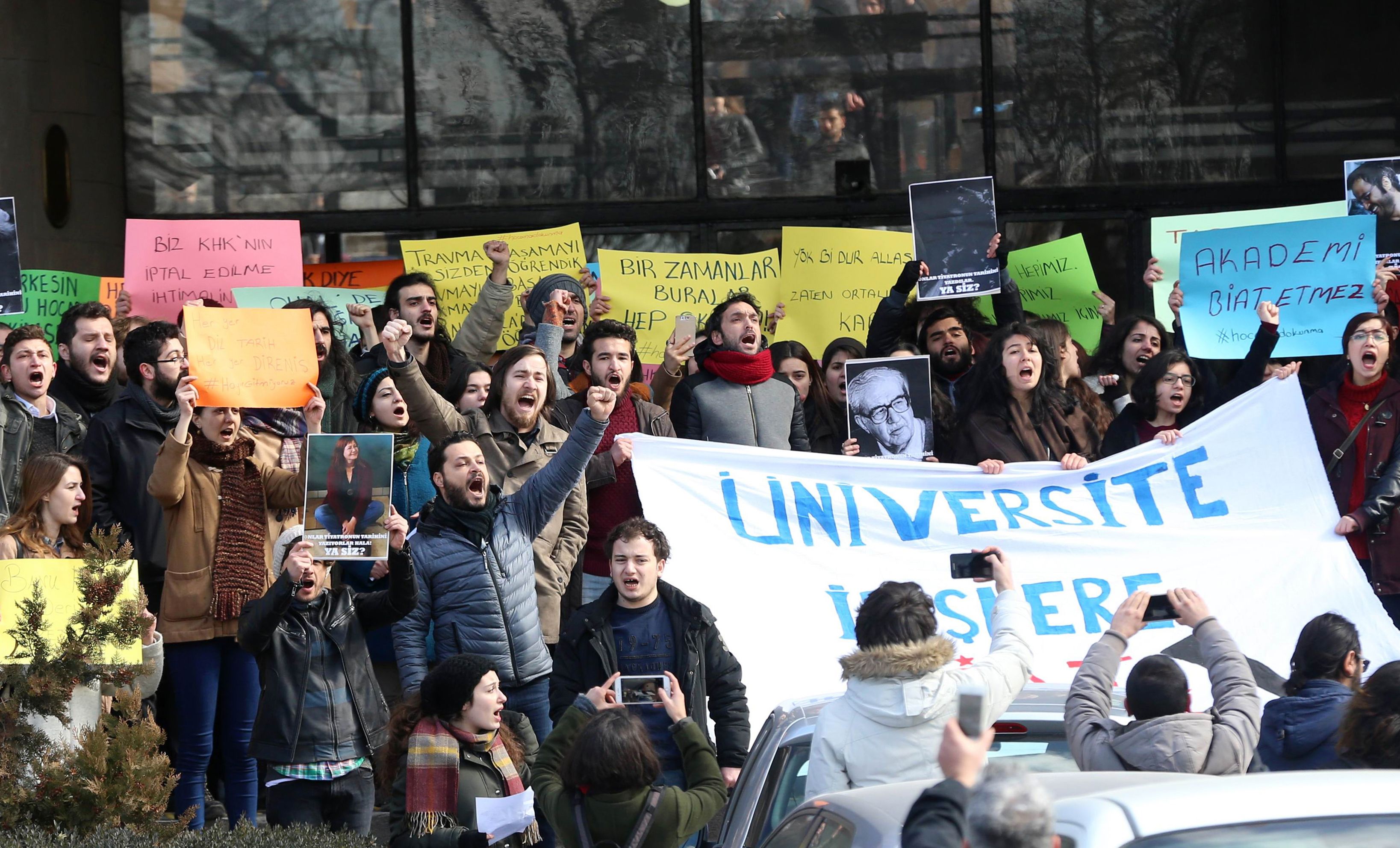 مظاهرة فى جامعة أنقرة احتجاجًا على فصل أكاديميين