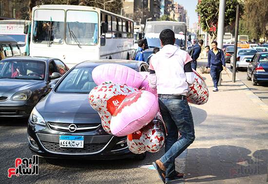 بائعي بلالين عيد الحب في الاشارات