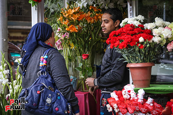 شراء الورد بمناسبة عيد الحب